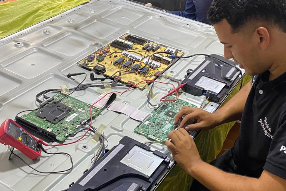 Técnico reparando televisor a domicilio